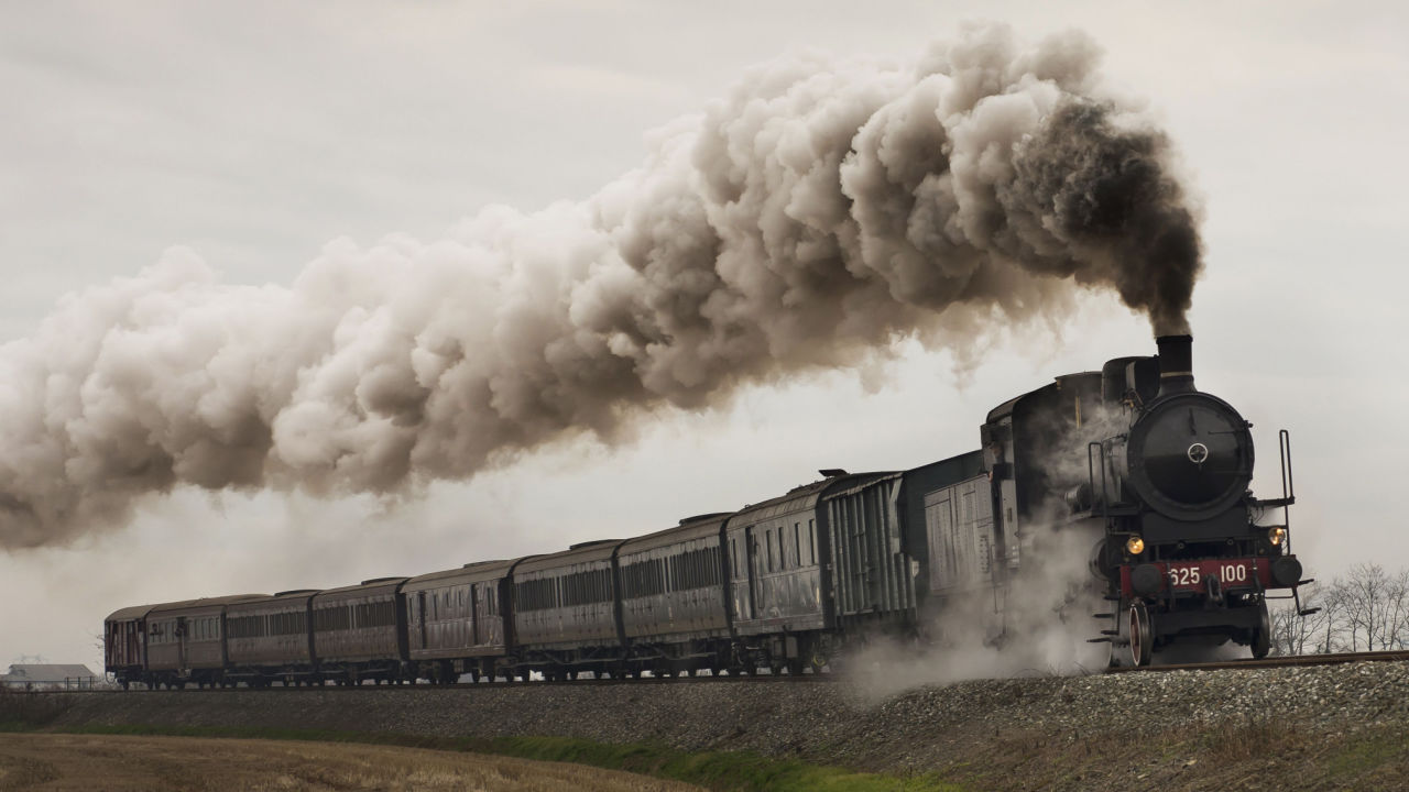<p>Engleski naučnik <strong>Džordž Stivenson</strong> konstruisao je <strong>prvu parnu lokomotivu</strong> i time započinje razvoj železnica. Prva železnica u Engleskoj izgrađena je između industrijskih centara <strong>Liverpula i Mančestera</strong>.</p>