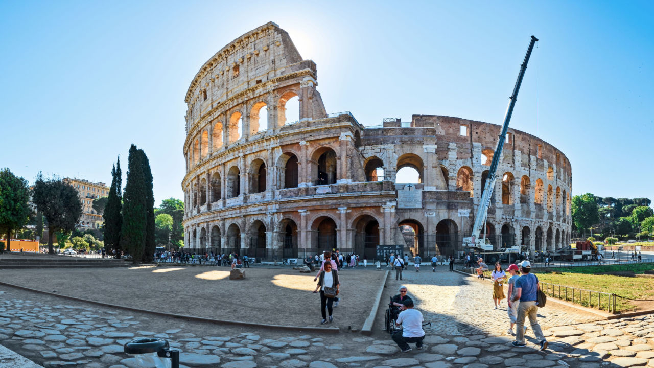 <p><strong>Kolosum u Rimu</strong> je jedna od najznačajnijih simbola rimske države. Služio je <strong>za javne spektakle</strong>, npr. borbe gladijatora i bio je centar okupljanja stanovnika.&nbsp;</p>