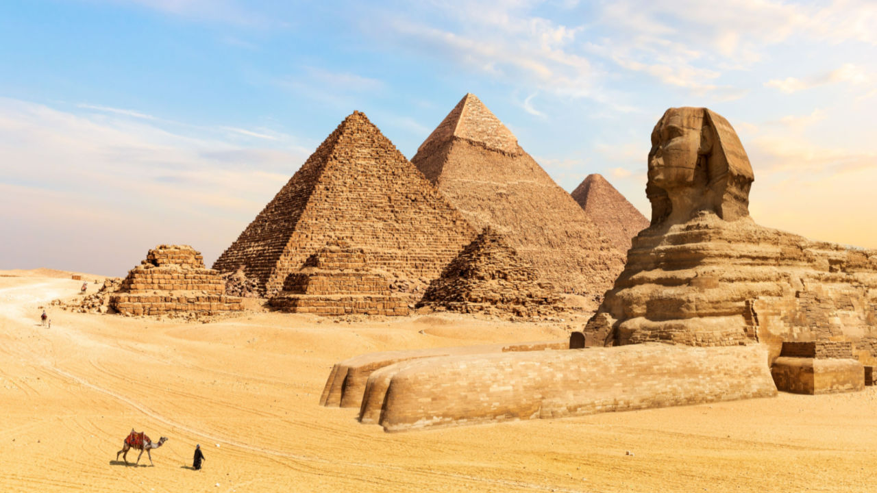 <p><span style="color: #ffffff;">Egipćani su faraone sahranjivali u posebnim građavinama namenjenim za njihov zagrobni život - <strong>piramidama</strong>.&nbsp;</span></p>